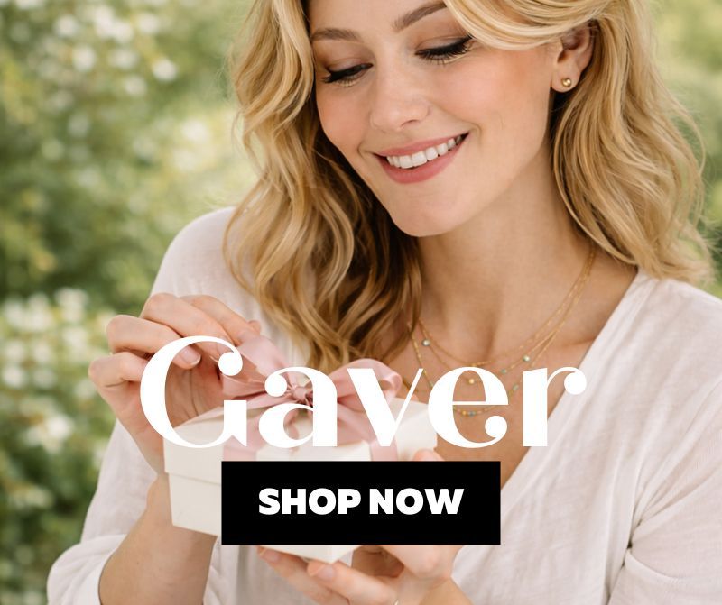 Finn den perfekte gaven hos Ros Mari Smykkebutikk. Vi tilbyr elegante smykker som passer til alle anledninger – enten det er bursdag, jubileum, konfirmasjon eller bare en hyggelig overraskelse. Velg blant tidløse gullbelagte øredobber, ringer, armbånd og halskjeder i feminint design. En gave fra Ros Mari er en varig oppmerksomhet som gleder lenge.