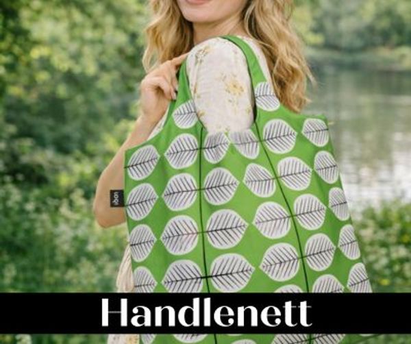 Utforsk våre handlenett og skjerf – stilige, praktiske og bærekraftige tilbehør for hverdag og reise. Handlenettene våre er slitesterke, romslige og et miljøvennlig alternativ til engangsposer. Skjerfene kommer i myke kvaliteter og tidløse design som passer både sesong og stil. Perfekt for deg som vil kombinere funksjon, mote og komfort. Finn dine nye favoritter og gi antrekket et personlig uttrykk.